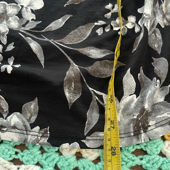 NWOT Floral Black Gray Long Tunic Blouse Shirt Top Heimish Cutout Flutter Sleeve - Picture 9 of 9